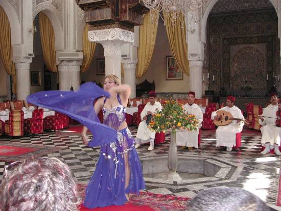 Marrakech Maroc folklore divers danseuse souk